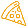 Una rebanada de pizza con queso sobre un fondo blanco.