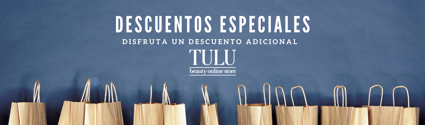 Una fila de bolsas de compras están alineadas frente a un cartel que dice descuentos especiales