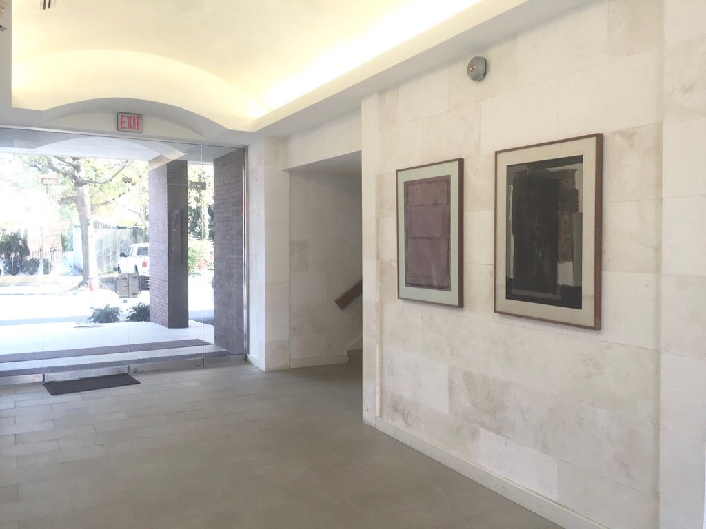 A hallway with a sign that says exit on it