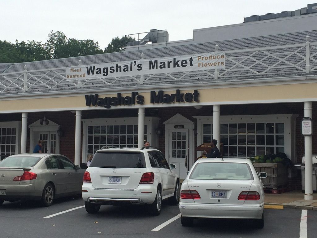Cars are parked in front of wagshal 's market