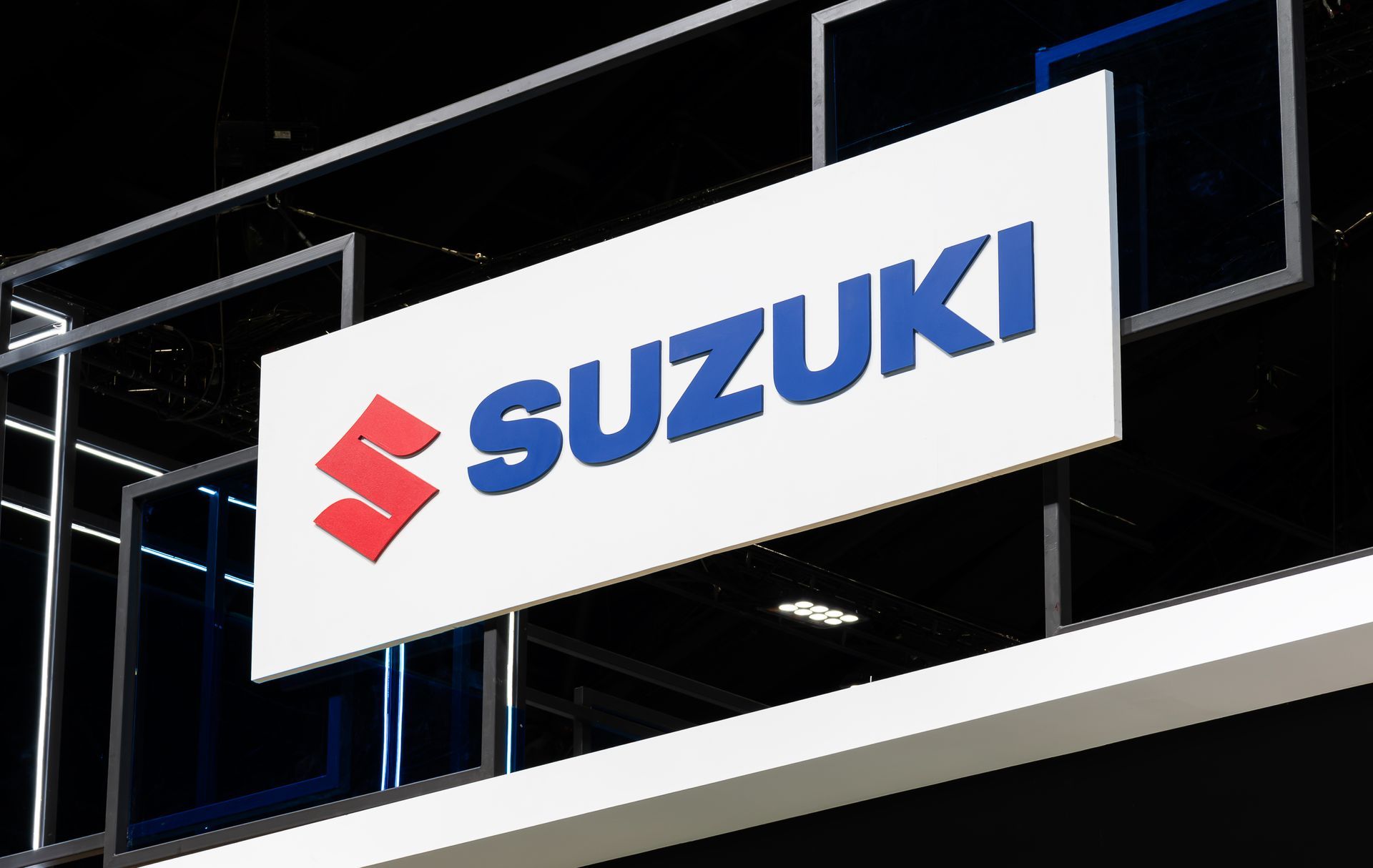 Um logotipo suzuki rensai é exibido em um fundo preto.