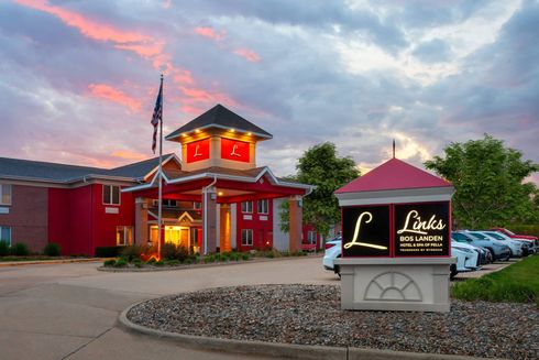A hotel with a sign in front of it that says links