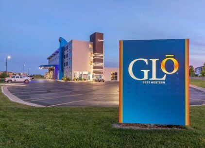 A hotel with a sign in front of it that says glo