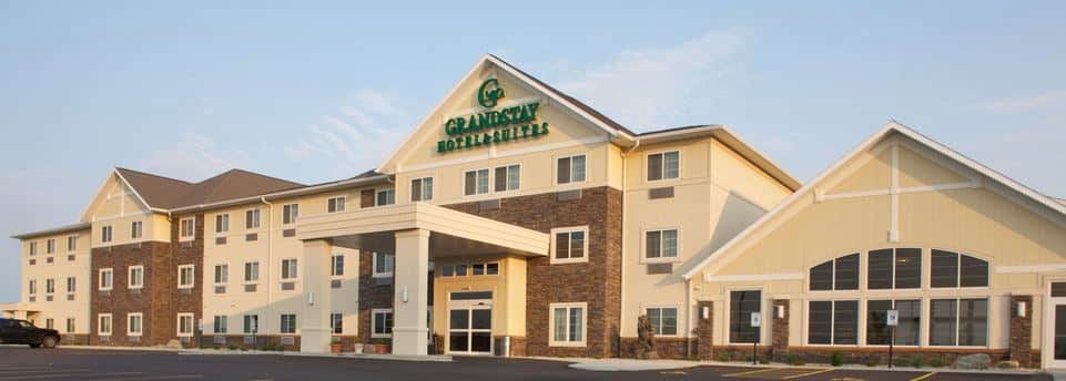 A large hotel with a lot of windows and a sign that says country inn