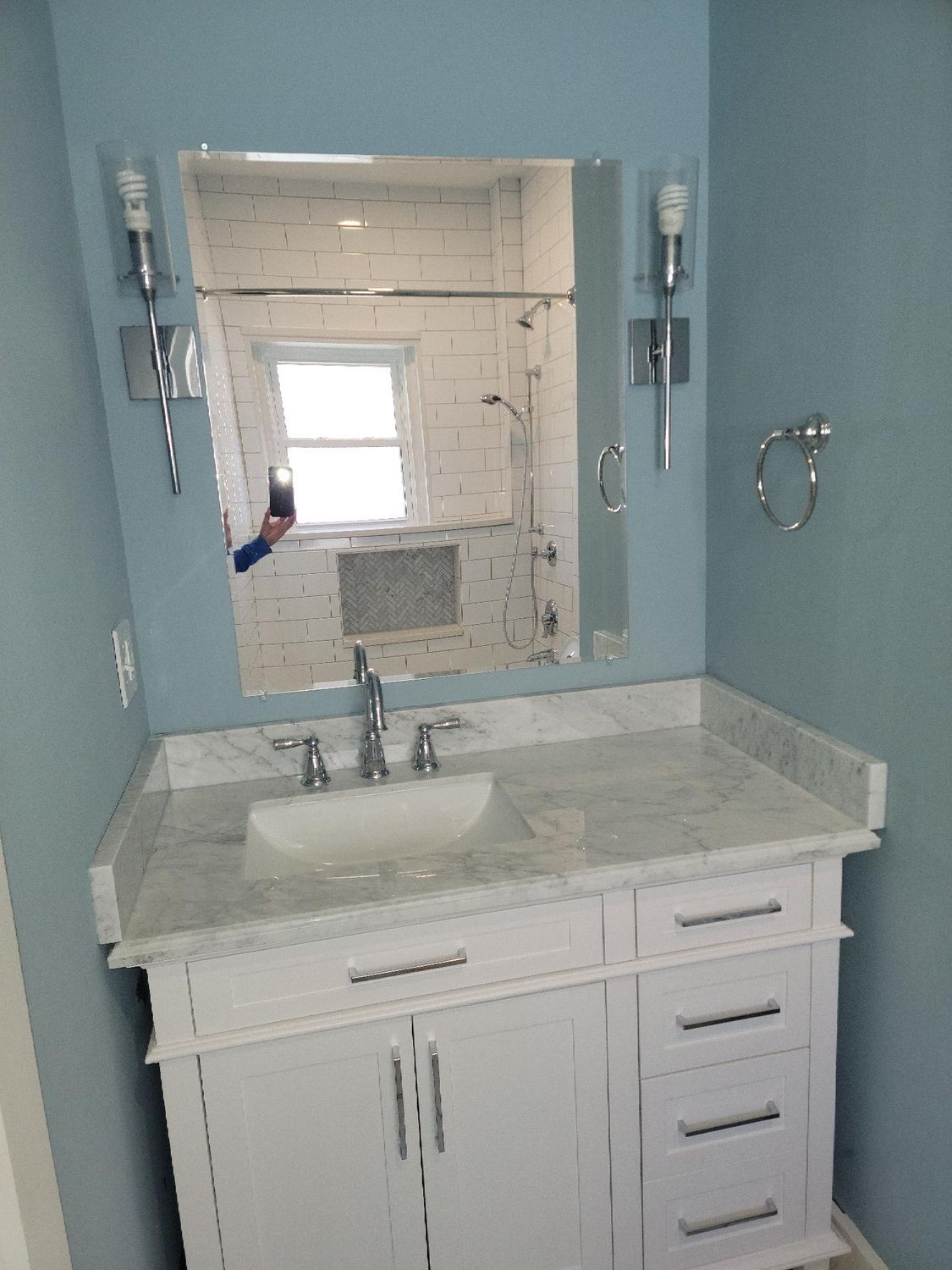 A bathroom with a sink and a mirror.