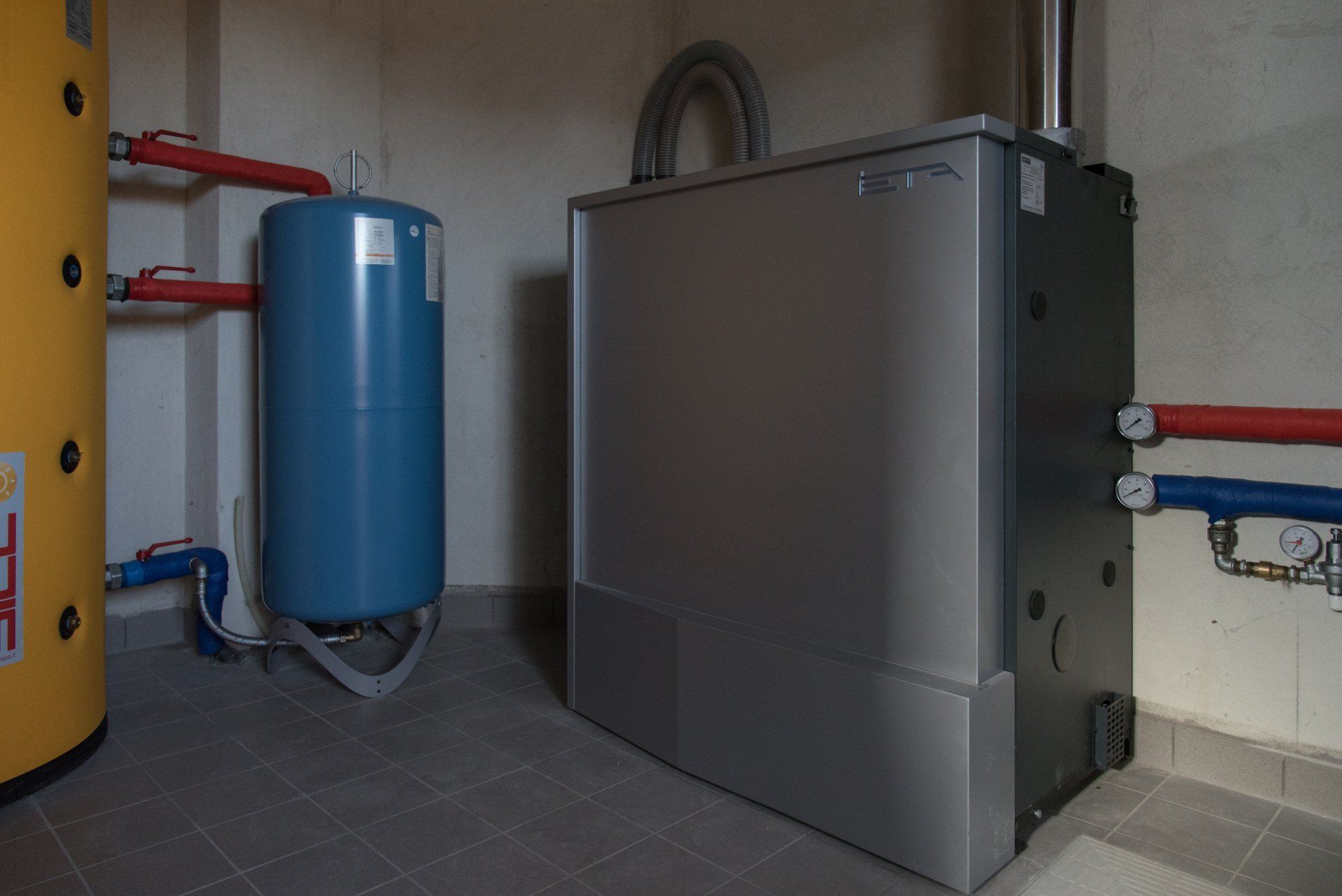 Caldaia grigia di grandi dimensioni