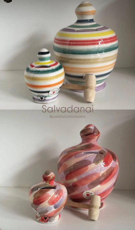 Due barattoli in ceramica con coperchio e beccuccio in legno. Entrambi i set presentano motivi a righe colorate.