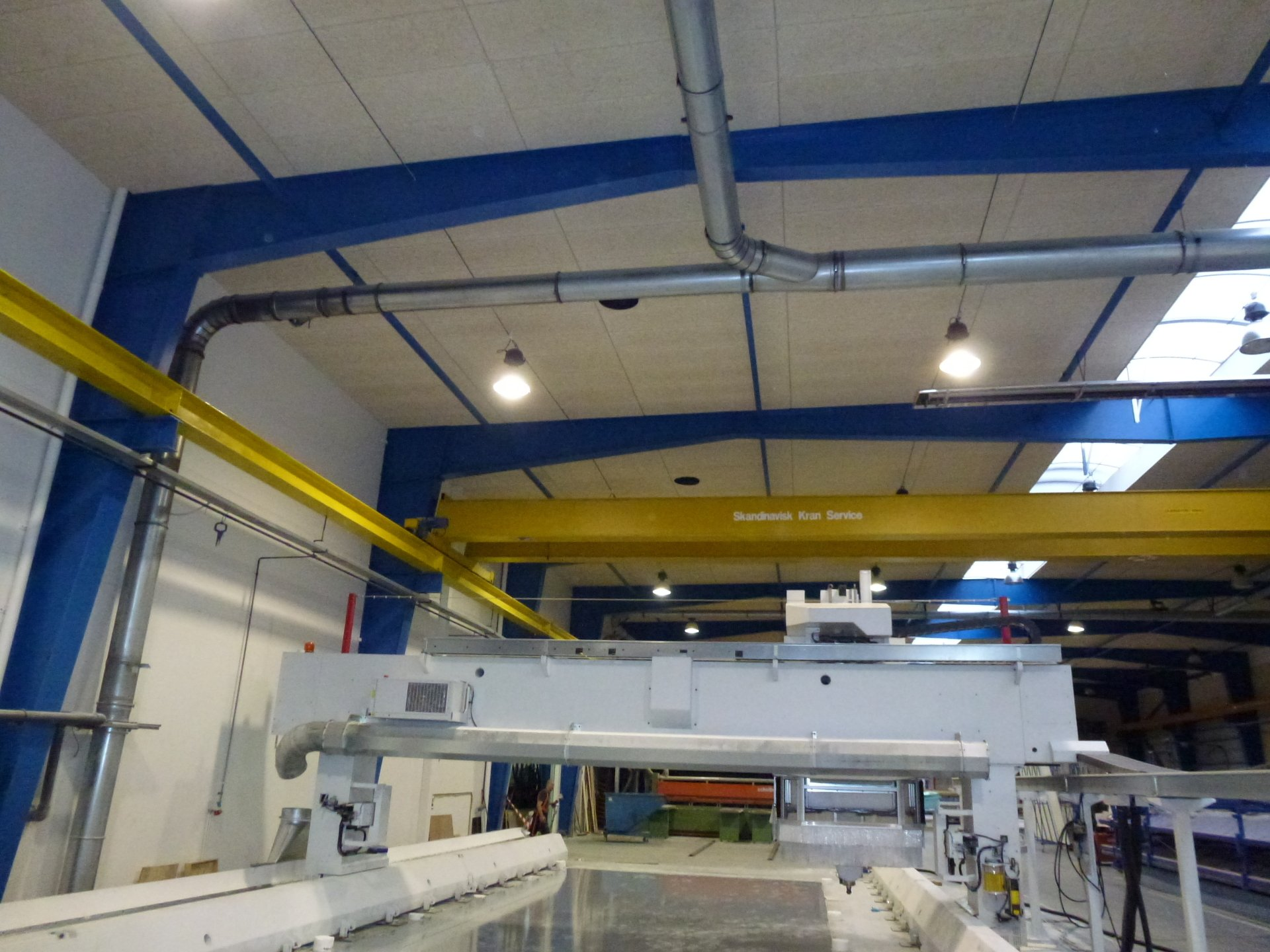 Udsugning af let støv fra åben CNC-maskine til større emner