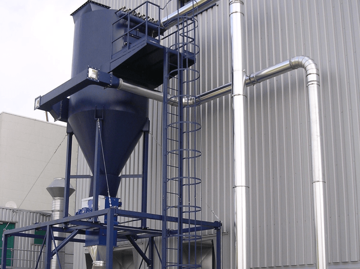 Udsugning af let støv fra åben CNC-maskine til større emner samt højvakuumanlæg for rengøring