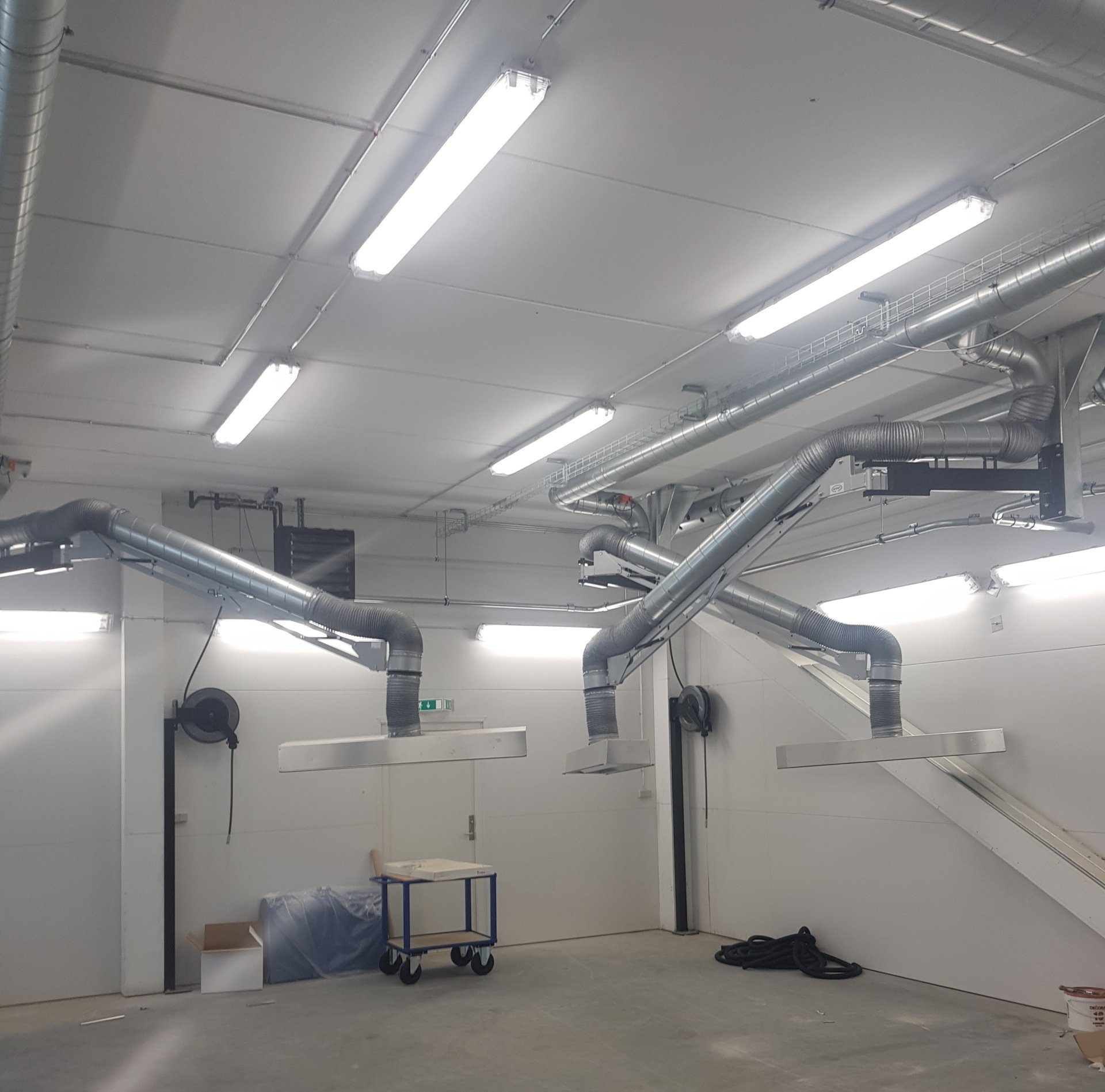 Udsugning af dampe fra spartelproces samt udsugning af maledampe ved blandebord