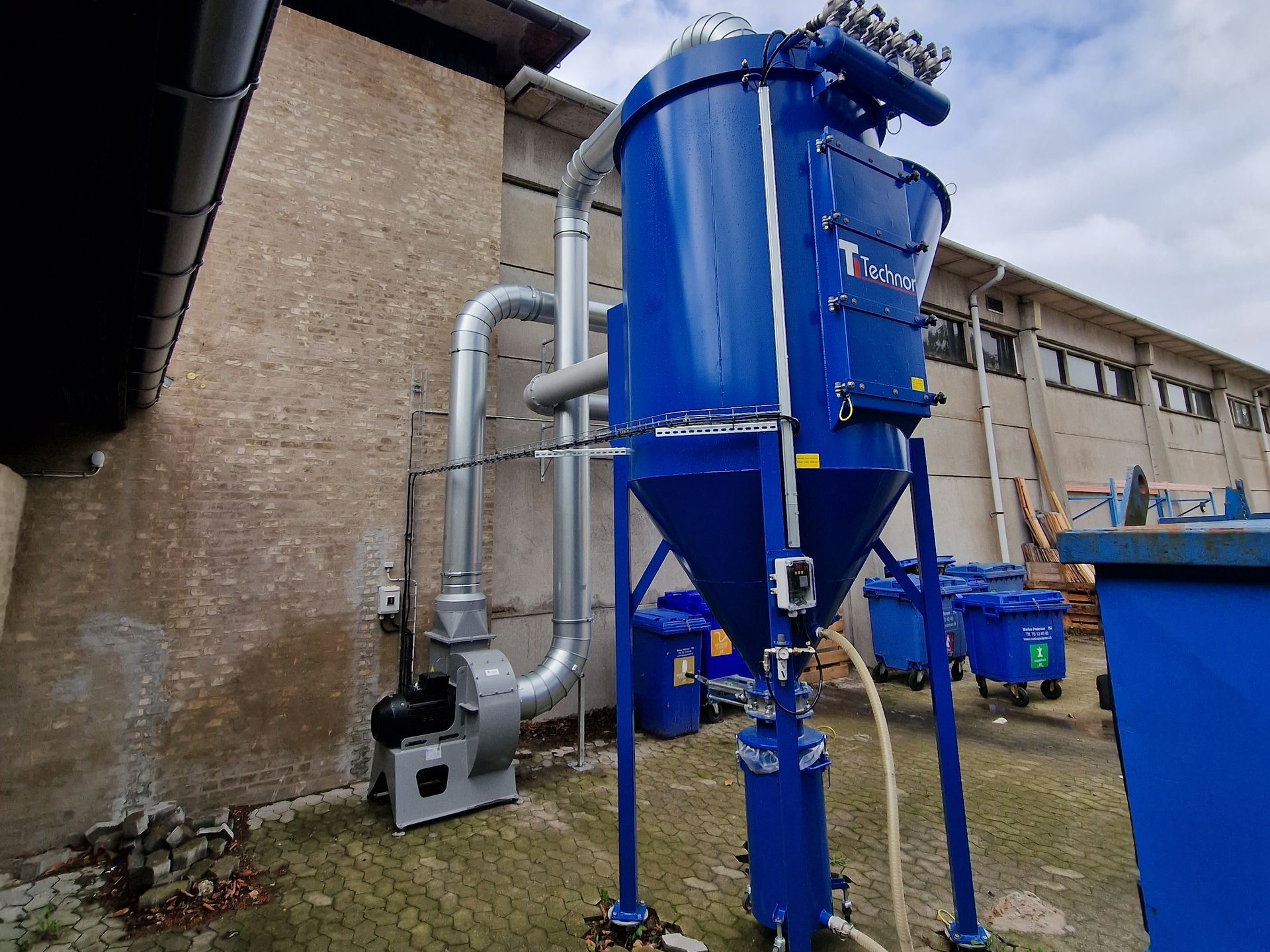 Anlægsbeskrivelse
Komplet ATEX-udsugningsanlæg med varmegenvindingsanlæg til udsugning af forskellige restmaterialer i værksteder.