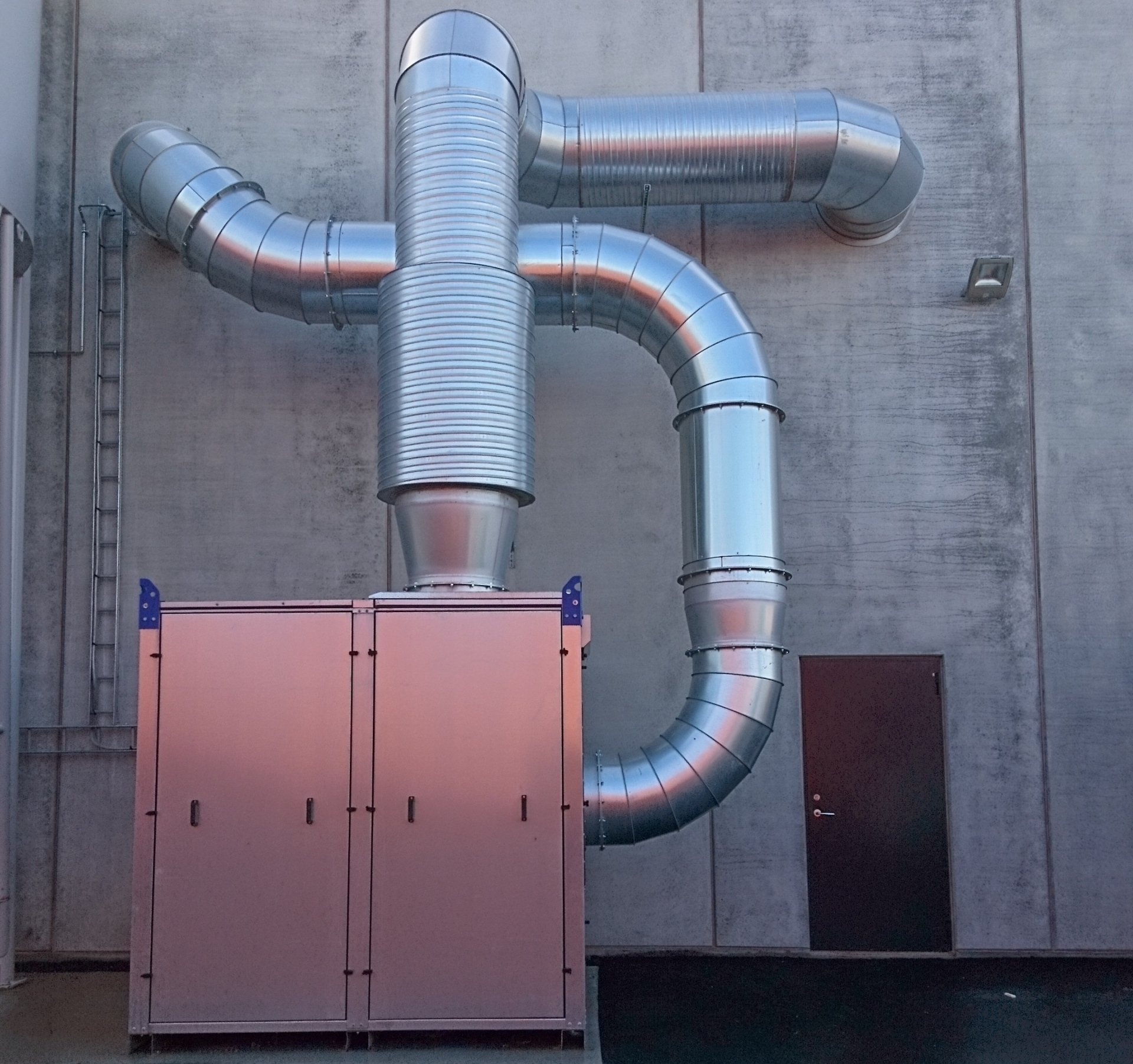 Procesudsugning af støvpartikler i vandig opløsning fra skæremaskiner samt fræsere med returluft til maskinkabinetter