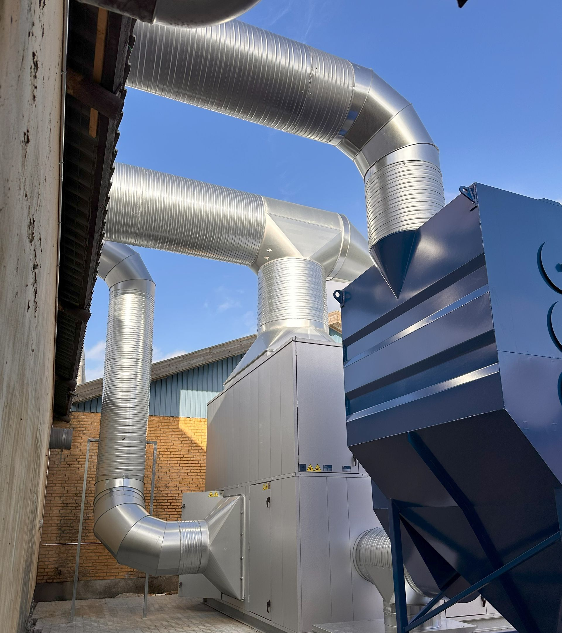 Ventilationsaggregater med højeffektive ventilatorer, krydsveksler og svejserøgsudsugning.