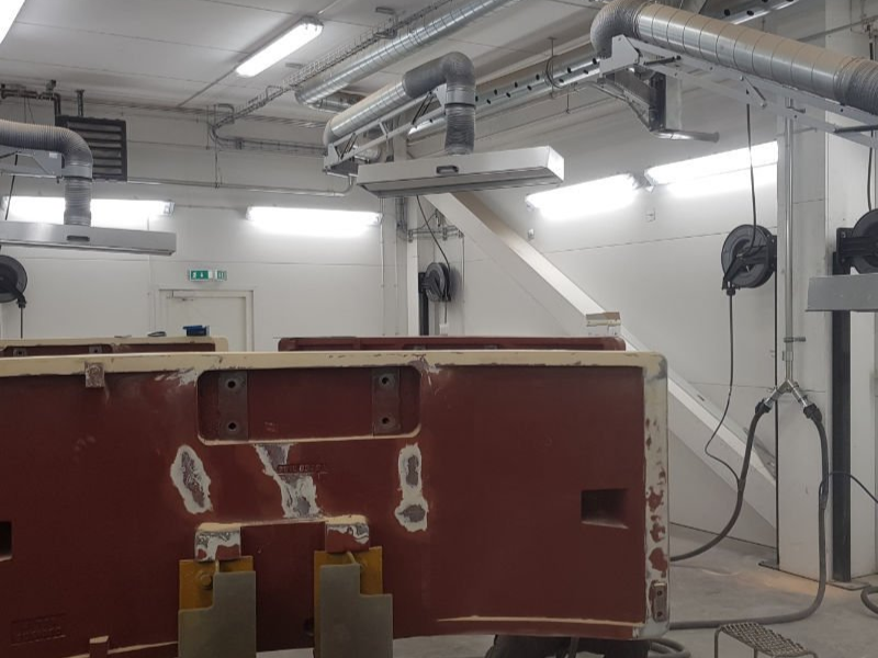 Udsugning af dampe fra spartelproces samt udsugning af maledampe ved blandebord