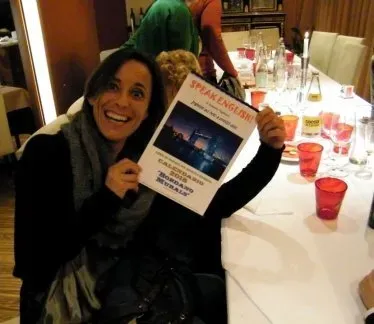 una studentessa pubblicizza i corsi