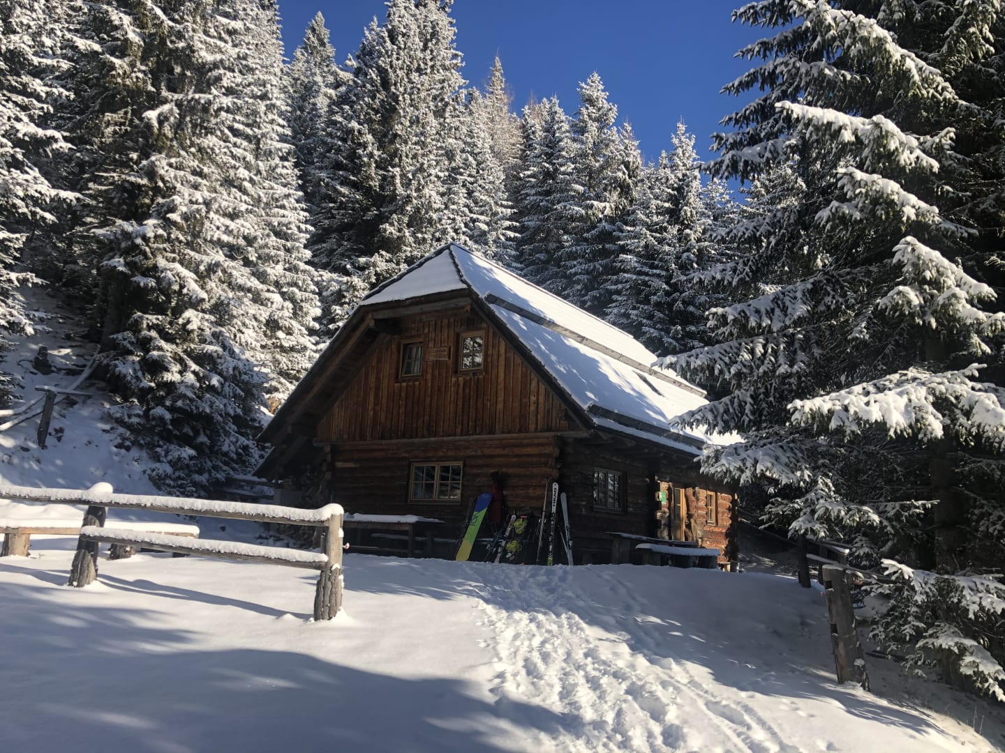 die Hütte im Winter