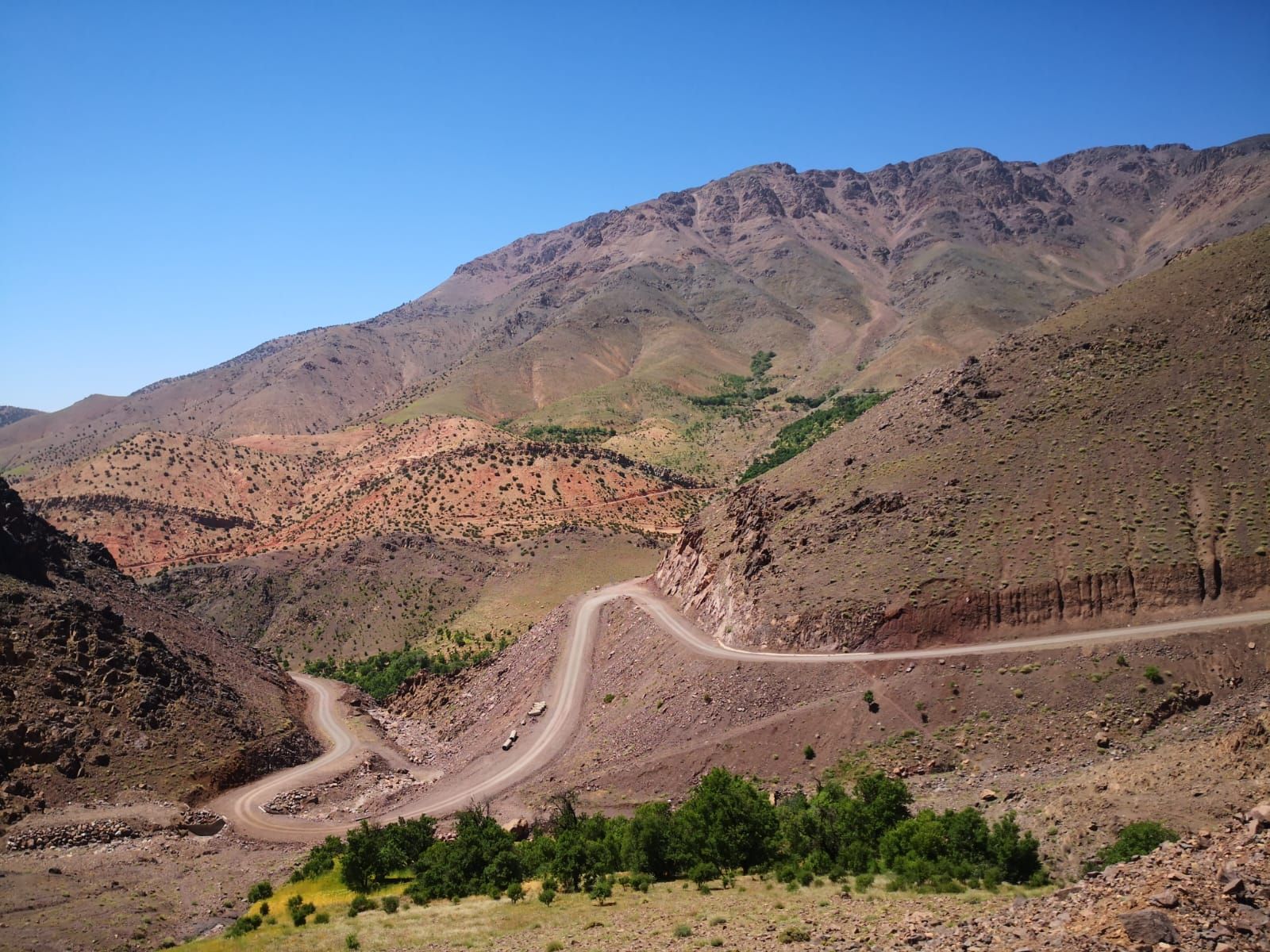 A dirt road in the middle of a mountainous area