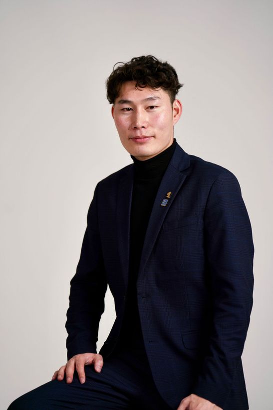 look like more professional realtor, mean back ground.