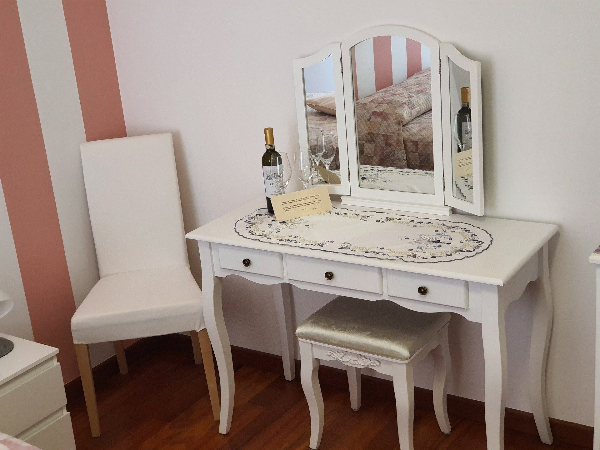 Arredi di camera doppia in affitto per vacanze al mare