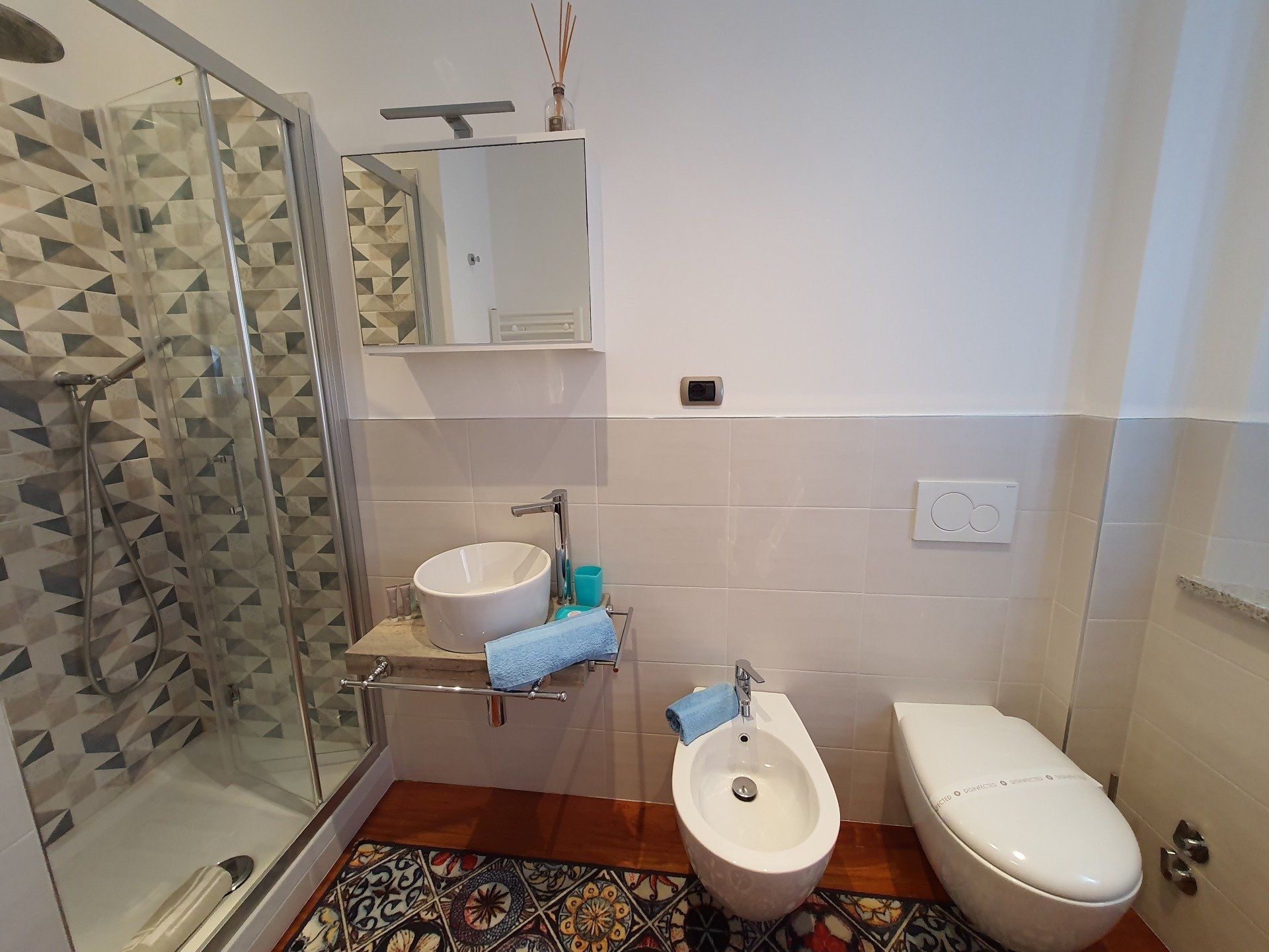 Bagno privato di stanza doppia per soggiorni nelle Marche