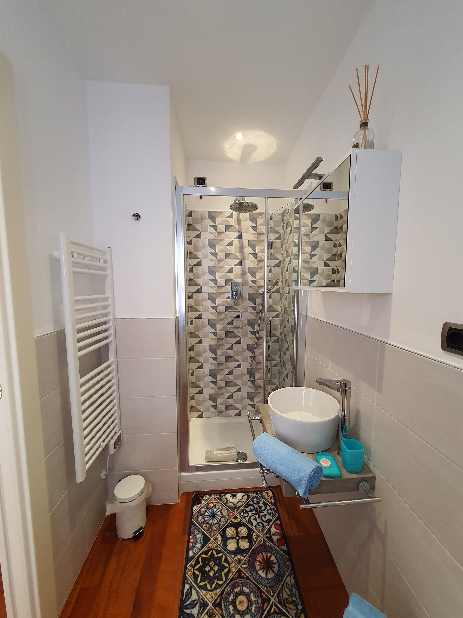 Bagno privato di camera doppia per vacanze nelle Marche