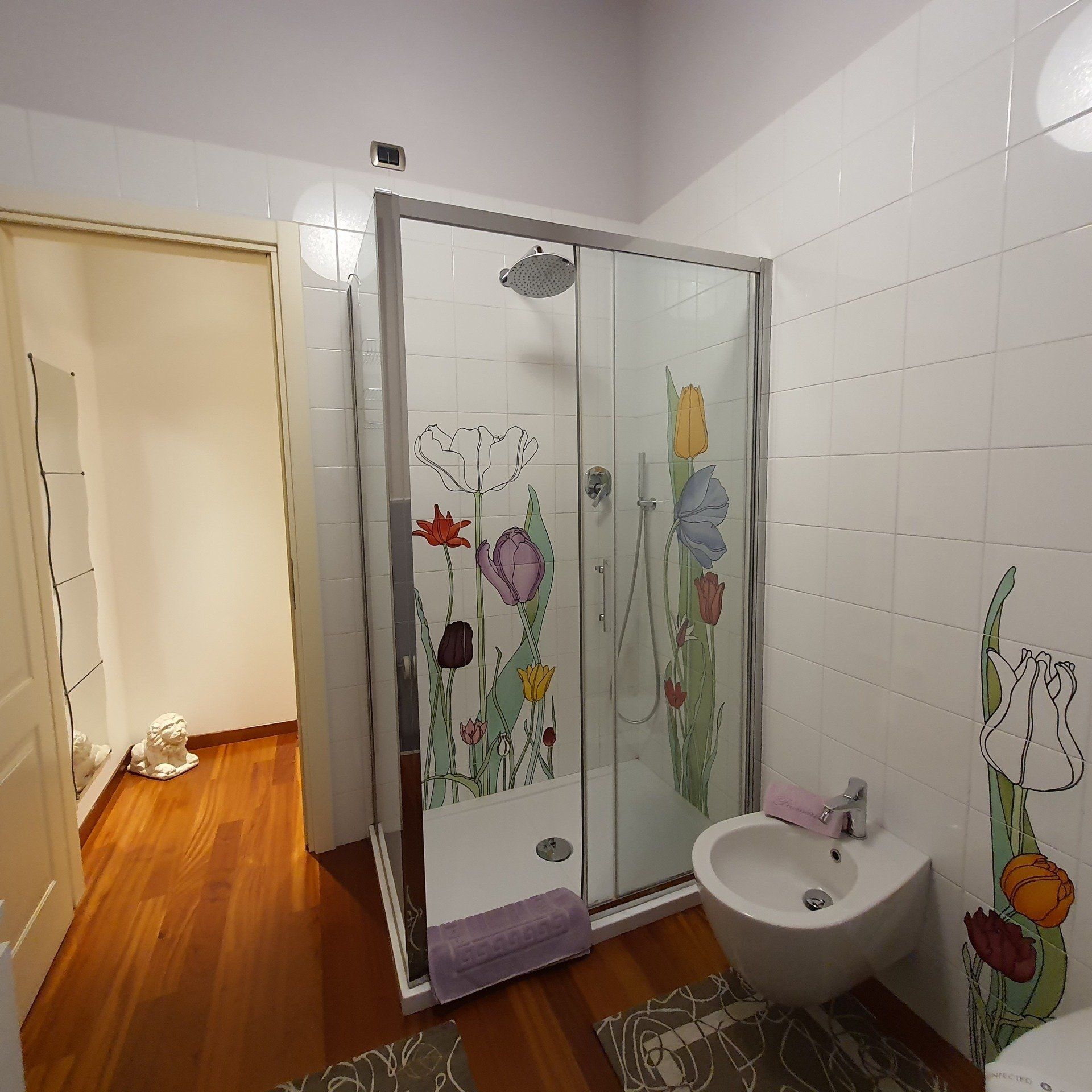 Bagno di camera tripla per soggiorni nelle Marche