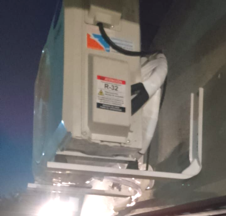 Unidad de aire acondicionado, montada, con etiqueta de advertencia de refrigerante R-32.