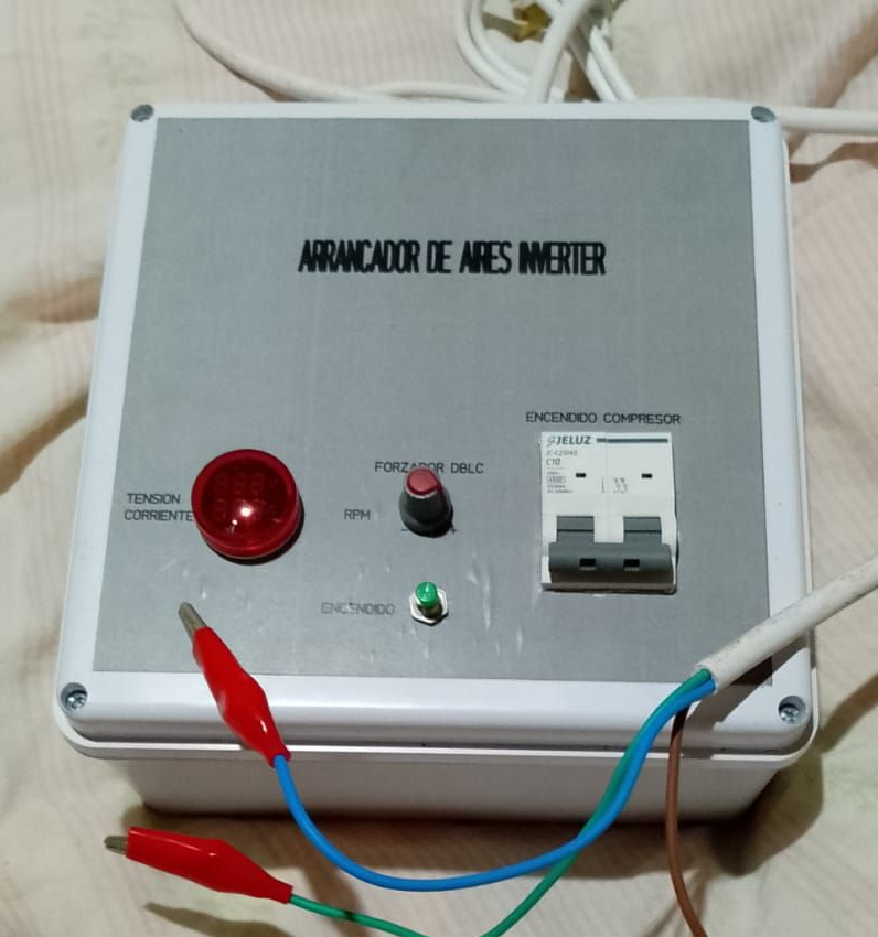 Persona trabajando en una unidad de aire acondicionado exterior, recostado sobre ella con herramientas colocadas.