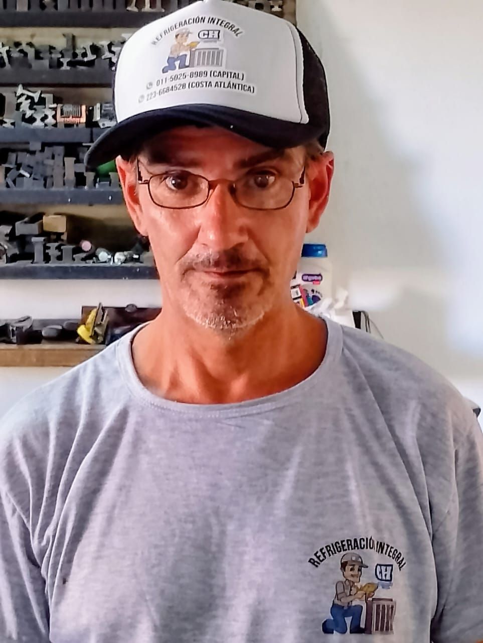 La unidad de aire acondicionado abierta muestra cableado y componentes eléctricos quemados.