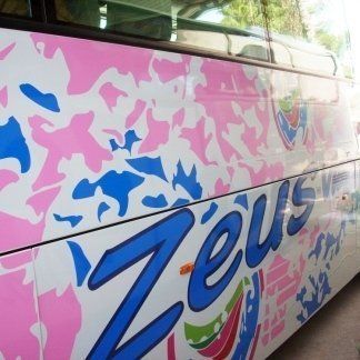 dettaglio pullman con marchio zeus