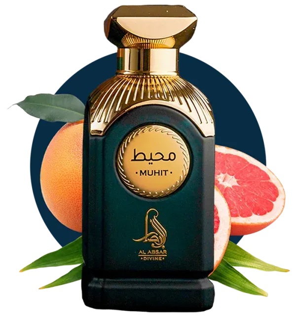 Groene parfumfles met gouden accenten, grapefruit en bladeren tegen een blauwe achtergrond.