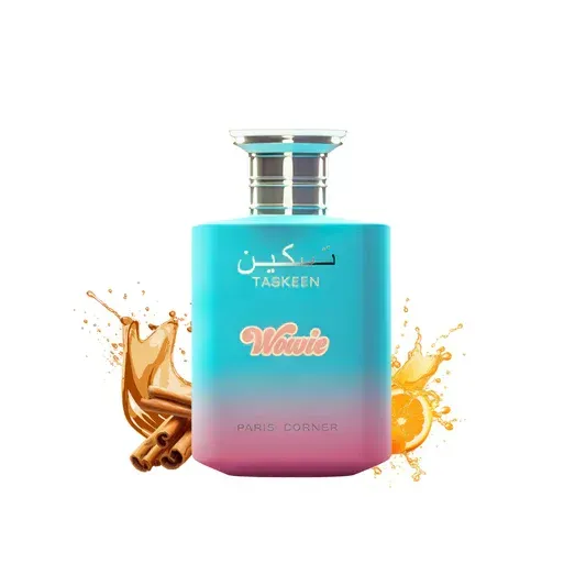 Turkoois en roze parfumflesje met Arabisch schrift. Accent met kaneel- en sinaasappelaccenten.