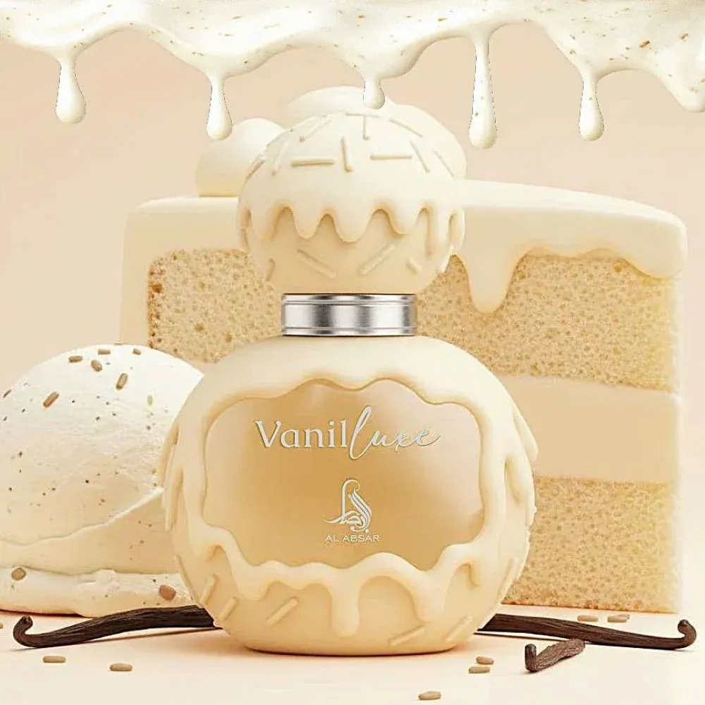 Parfumflesje met vanillegeur, versierd met taartelementen en vanillebonen op een beige achtergrond.