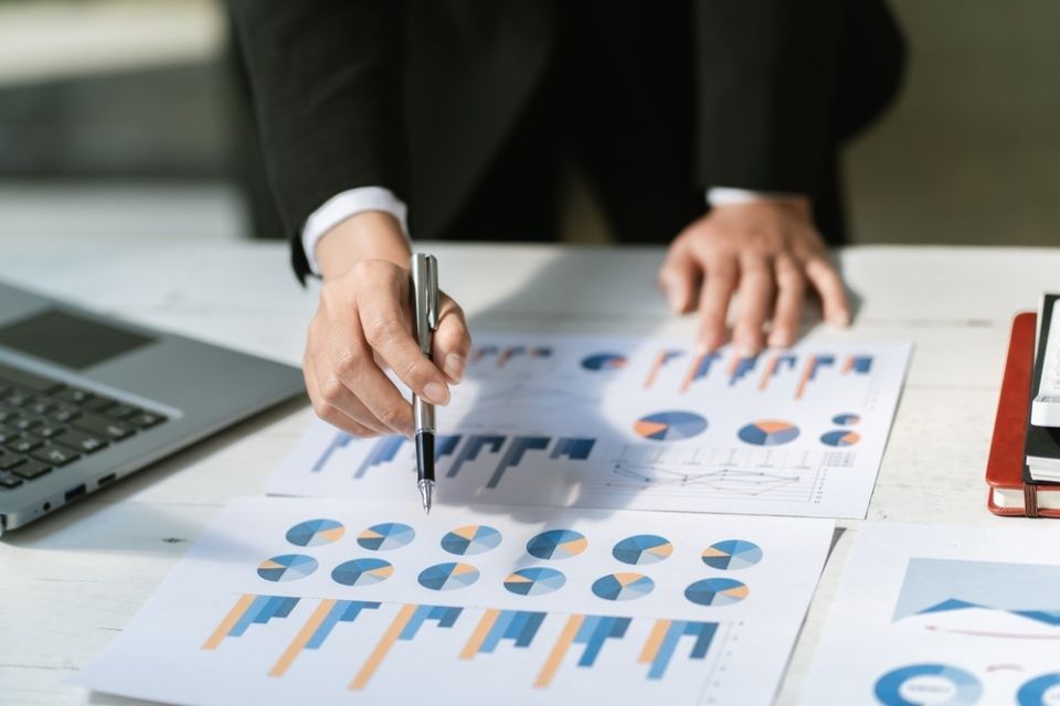 a man representing graphical chart during meeting