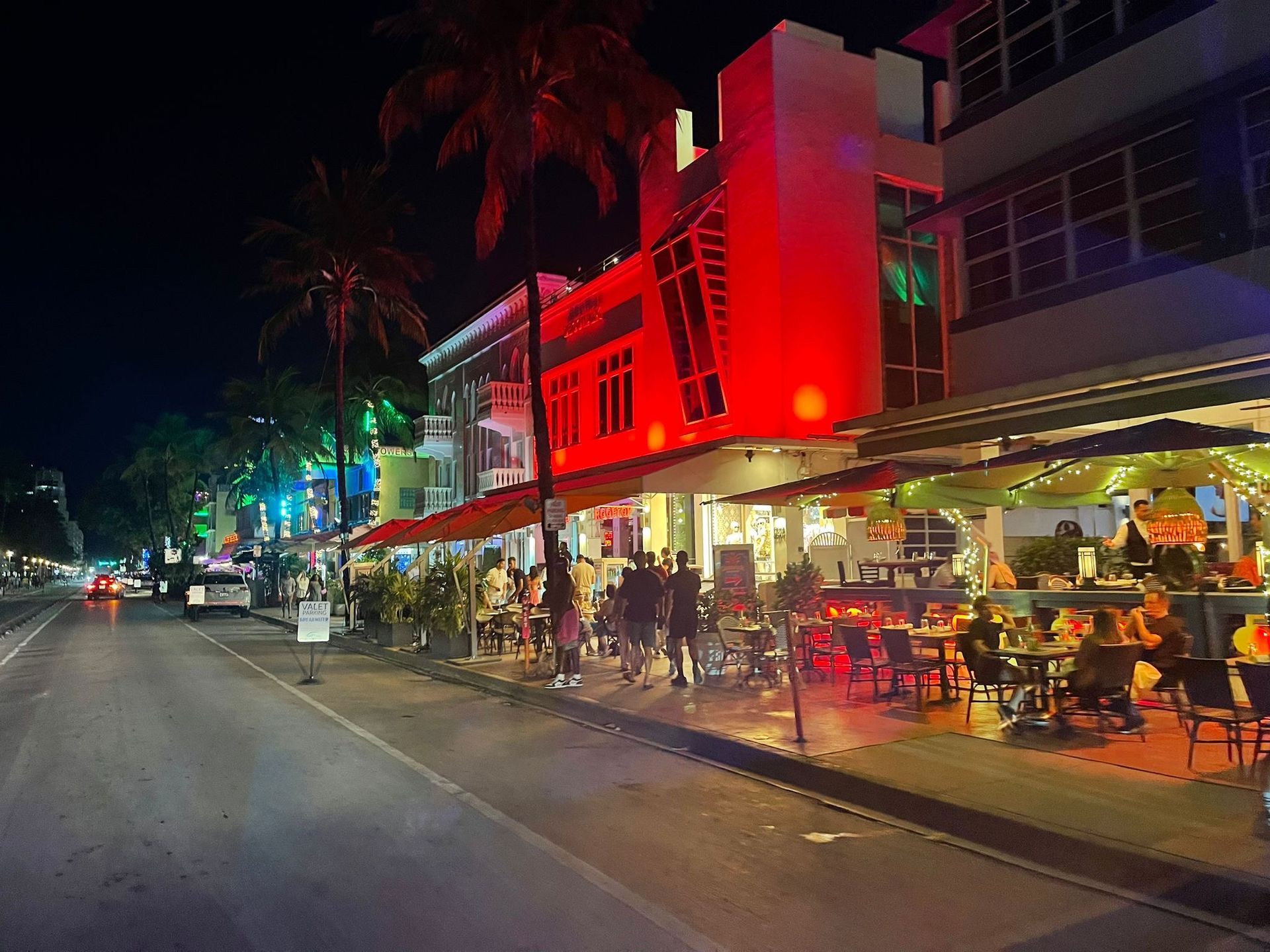 Ocean drive Walking tour in the Miami Havana Sunset Tours