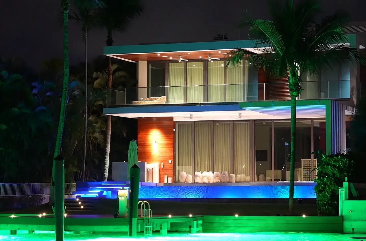 During the Miami Sunset Cruises, you will be able to enjoy, beautiful mansions in star island, like this one.