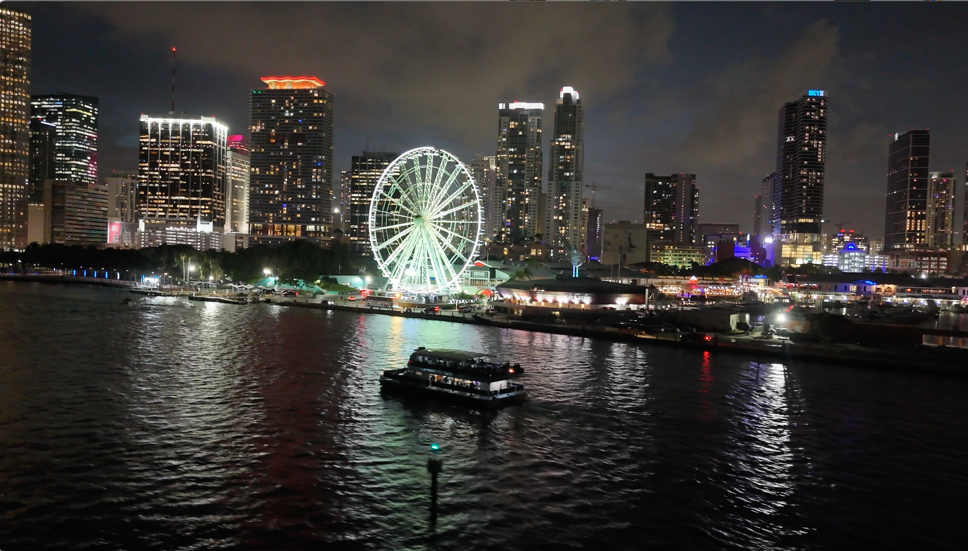 The Miami Evening Cruise and the Miami Night Cruise just give you best relaxing boat tour in Miami at Night. With a professional Tour guide giving you fun facts, makes this tour even more special, just look at the wheel how beautiful, built in 2018. 