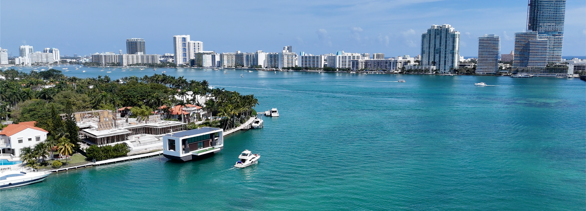 Miami Celebrity Homes on Biscayne bay with a cash bar on board, it becomes a scenic cruise with a local tour guide, there for you during the entire tour.
