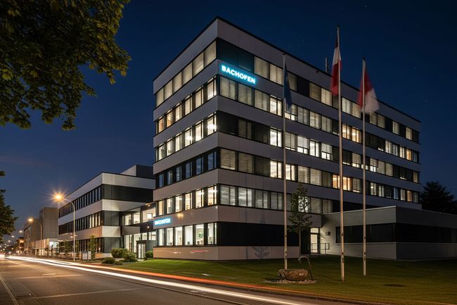 Eine schön beleuchtete Garage mit parkierten Autos