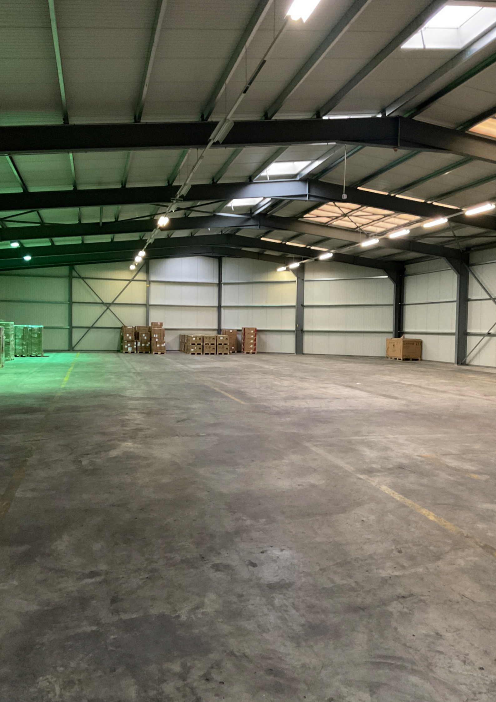 Leere Lagerhalle mit unzureichender Beleuchtung