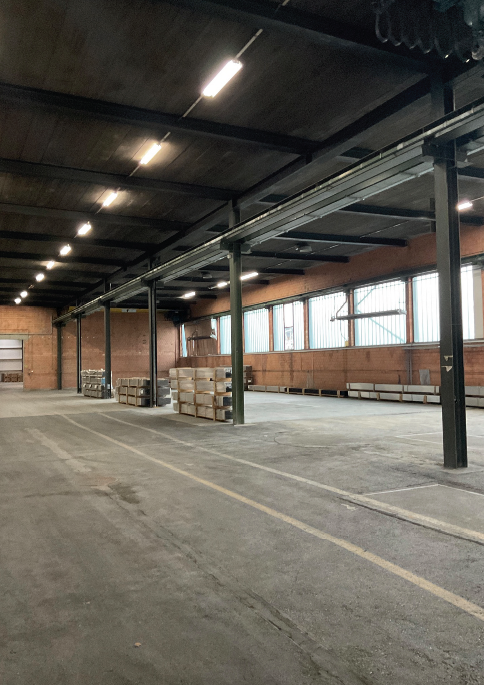 In einem Parkhaus sind viele Autos geparkt.