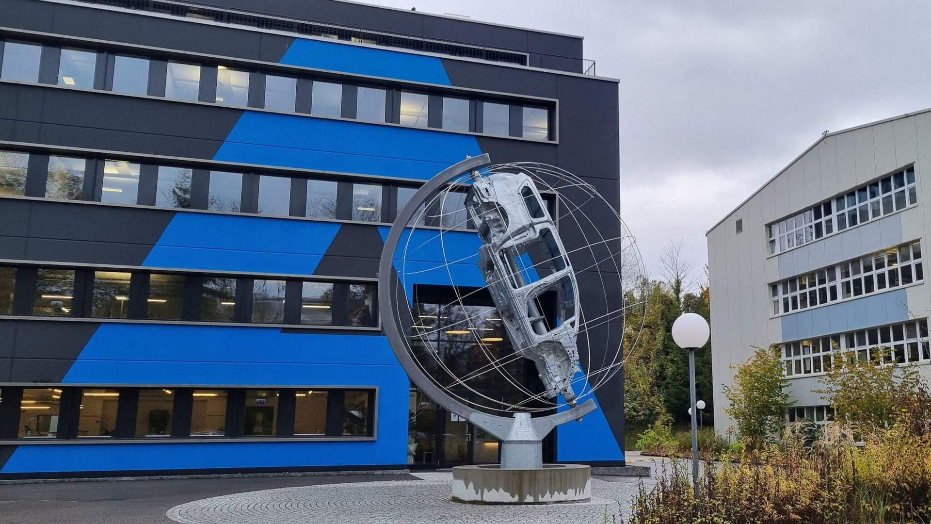 Ein grosses Büro mit vielen Fenstern und einem Schreibtisch mit zwei Computermonitoren darauf.