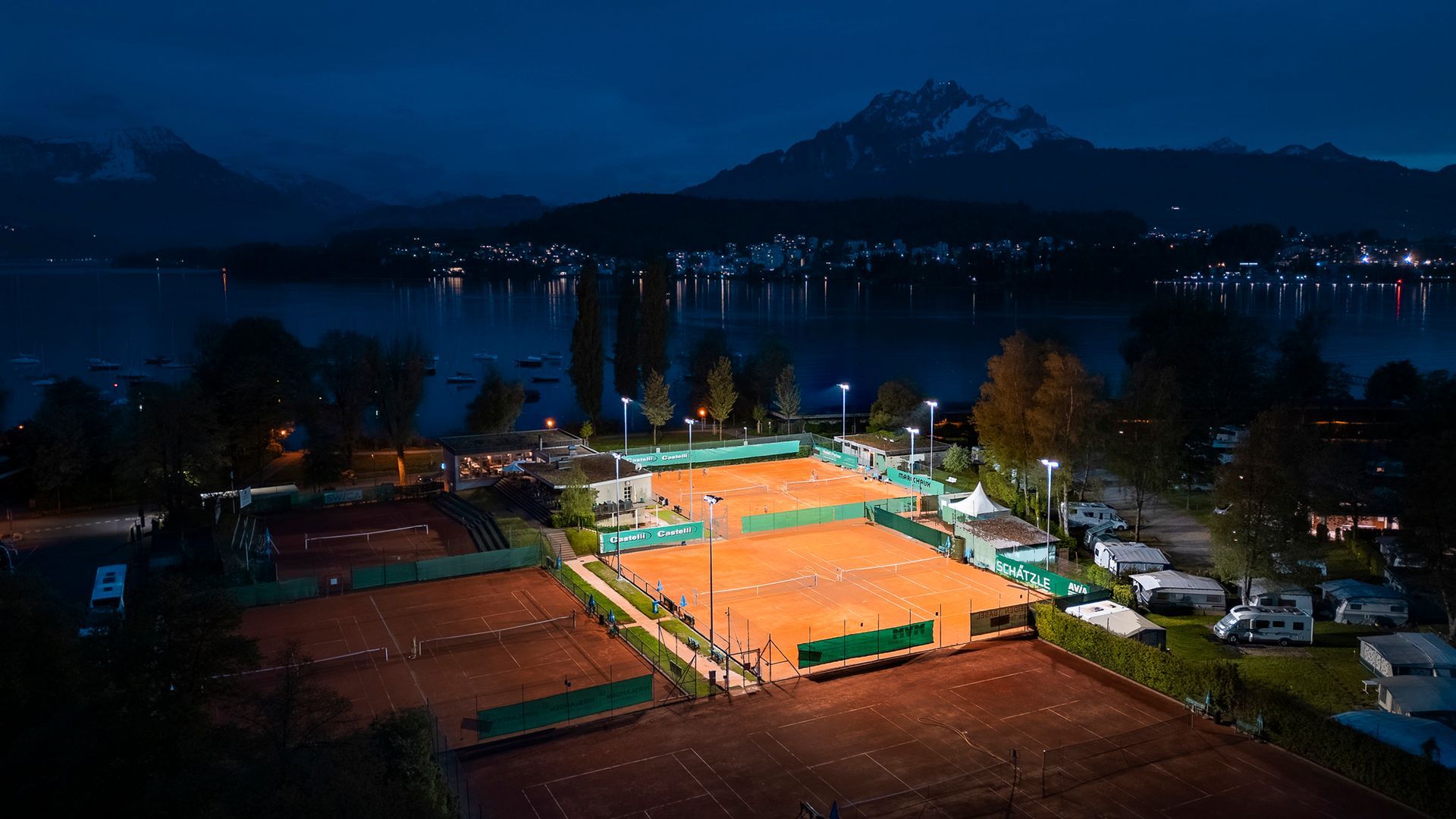 Eine schön beleuchtete Garage mit parkierten Autos