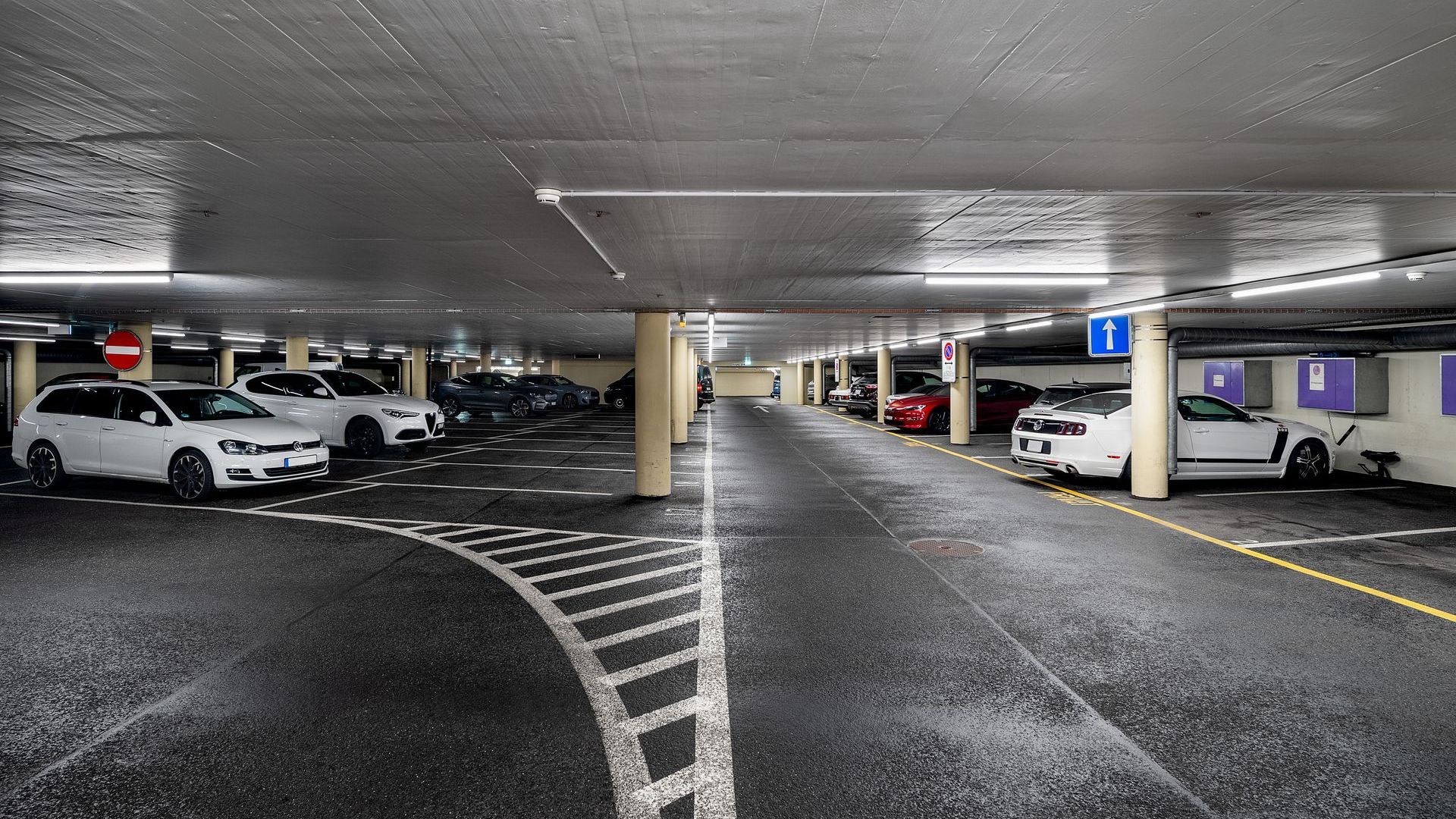 In einem Parkhaus sind viele Autos geparkt.