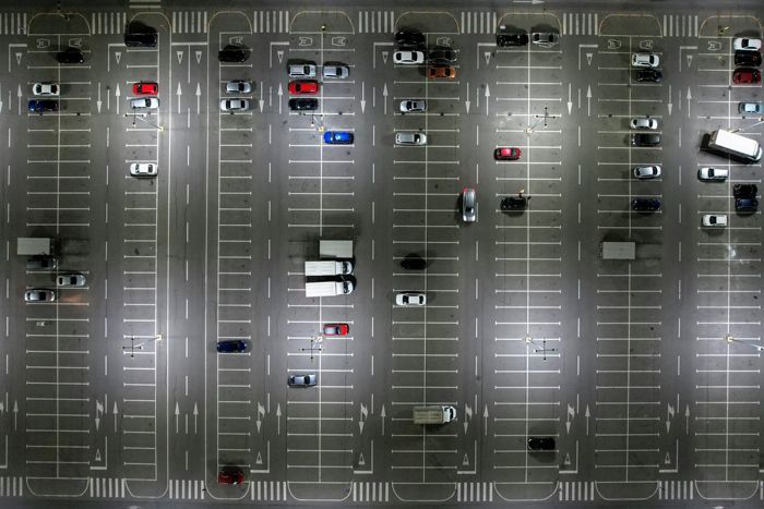 Parkplatz von oben bei Nacht