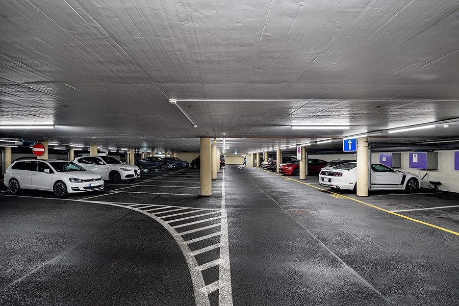 Eine schön beleuchtete Garage mit parkierten Autos