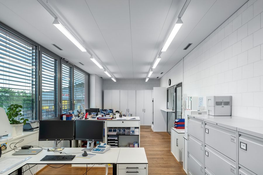 Ein schön beleuchtetes Büro