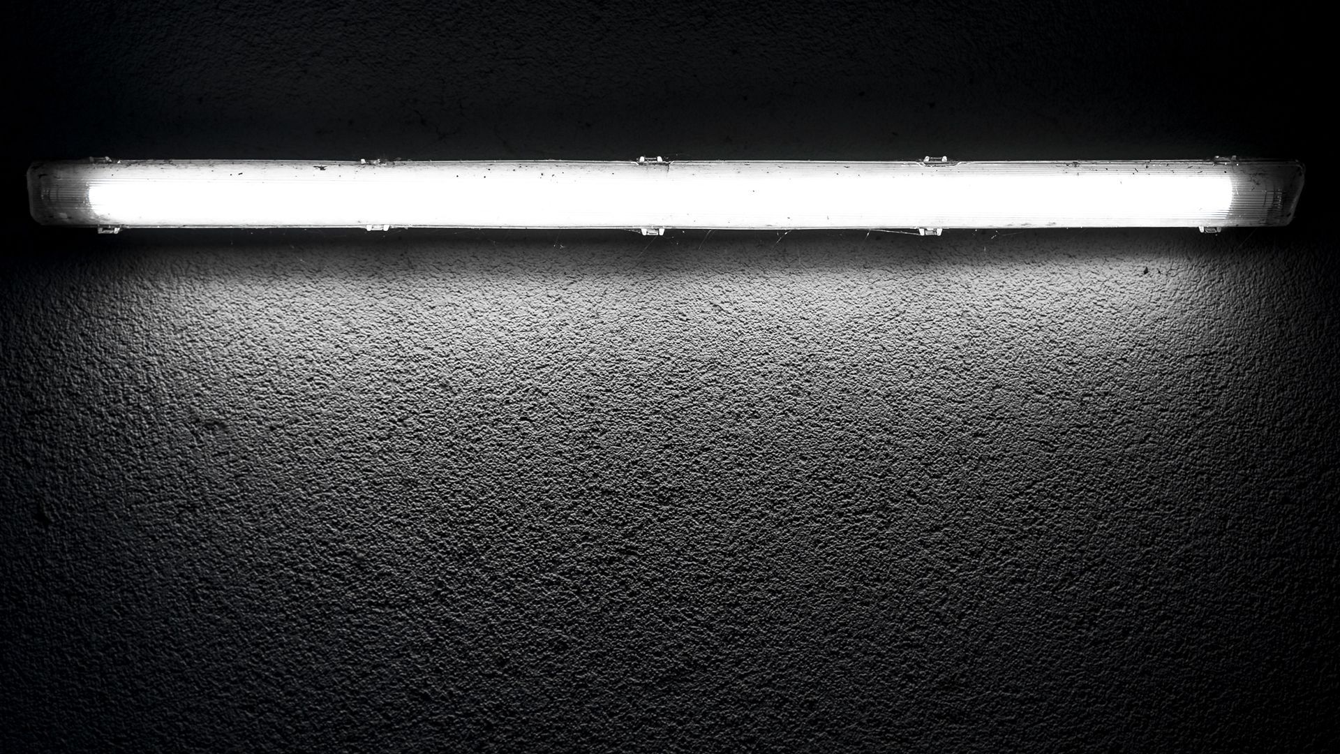 Ein Bild einer weissen Neonröhre im dunkeln.