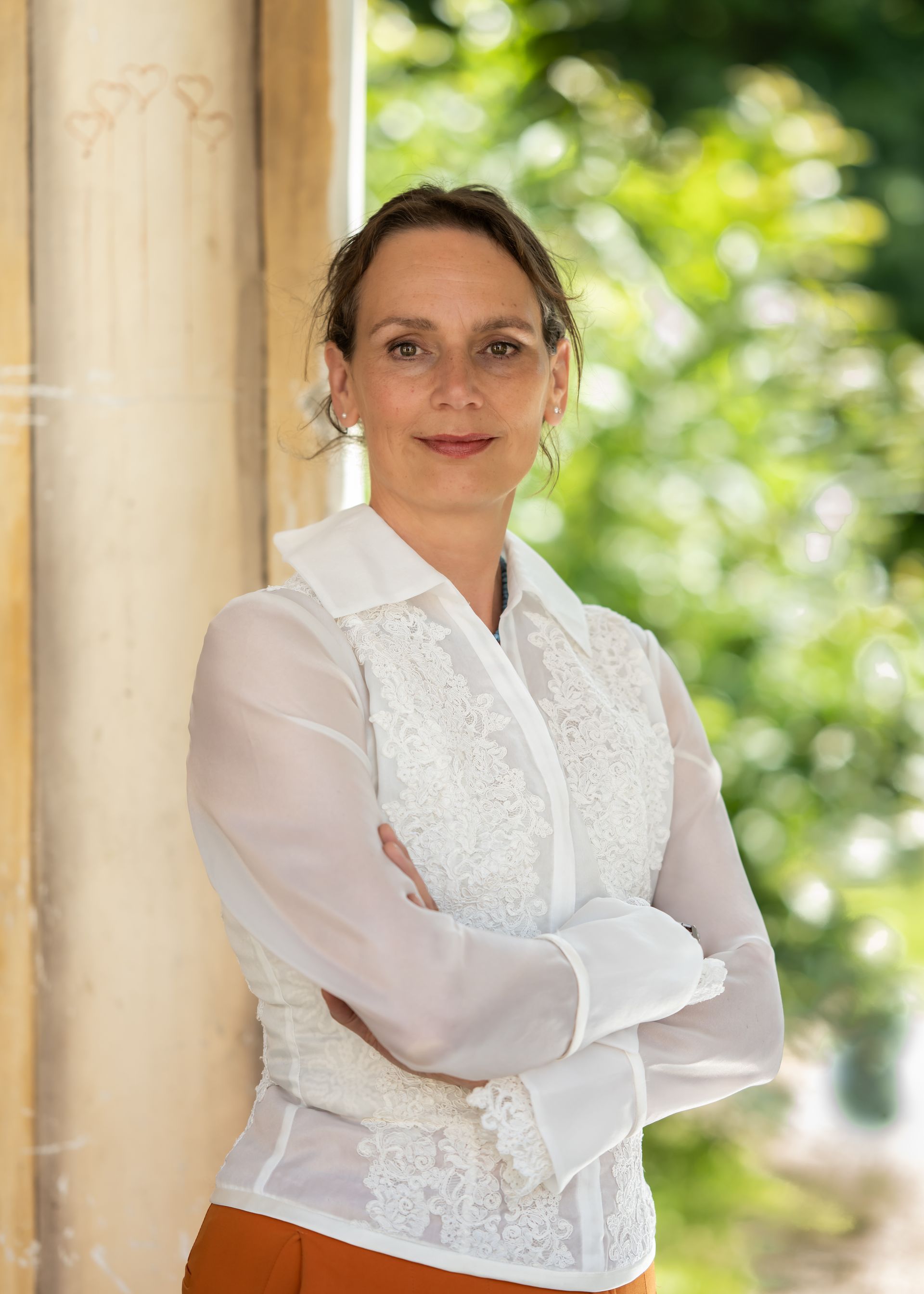 Foto: Hans Wijnhoven. Portret van Monique Verber, ritueelbegeleider bij Een Rode Draad. Museumpark Orientalis. 