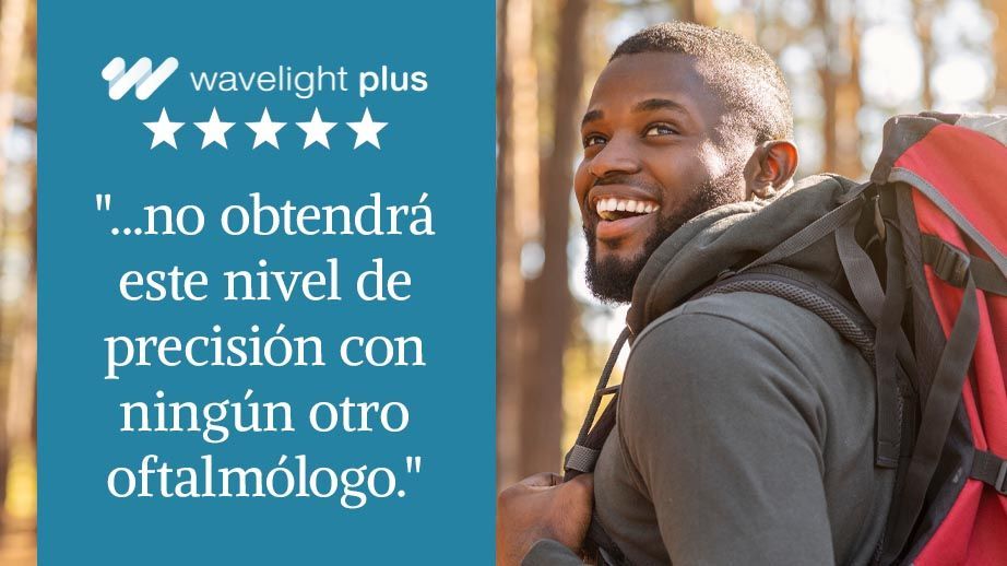 Un joven feliz haciendo senderismo. Una reseña de 5 estrellas para Wavelight Plus.